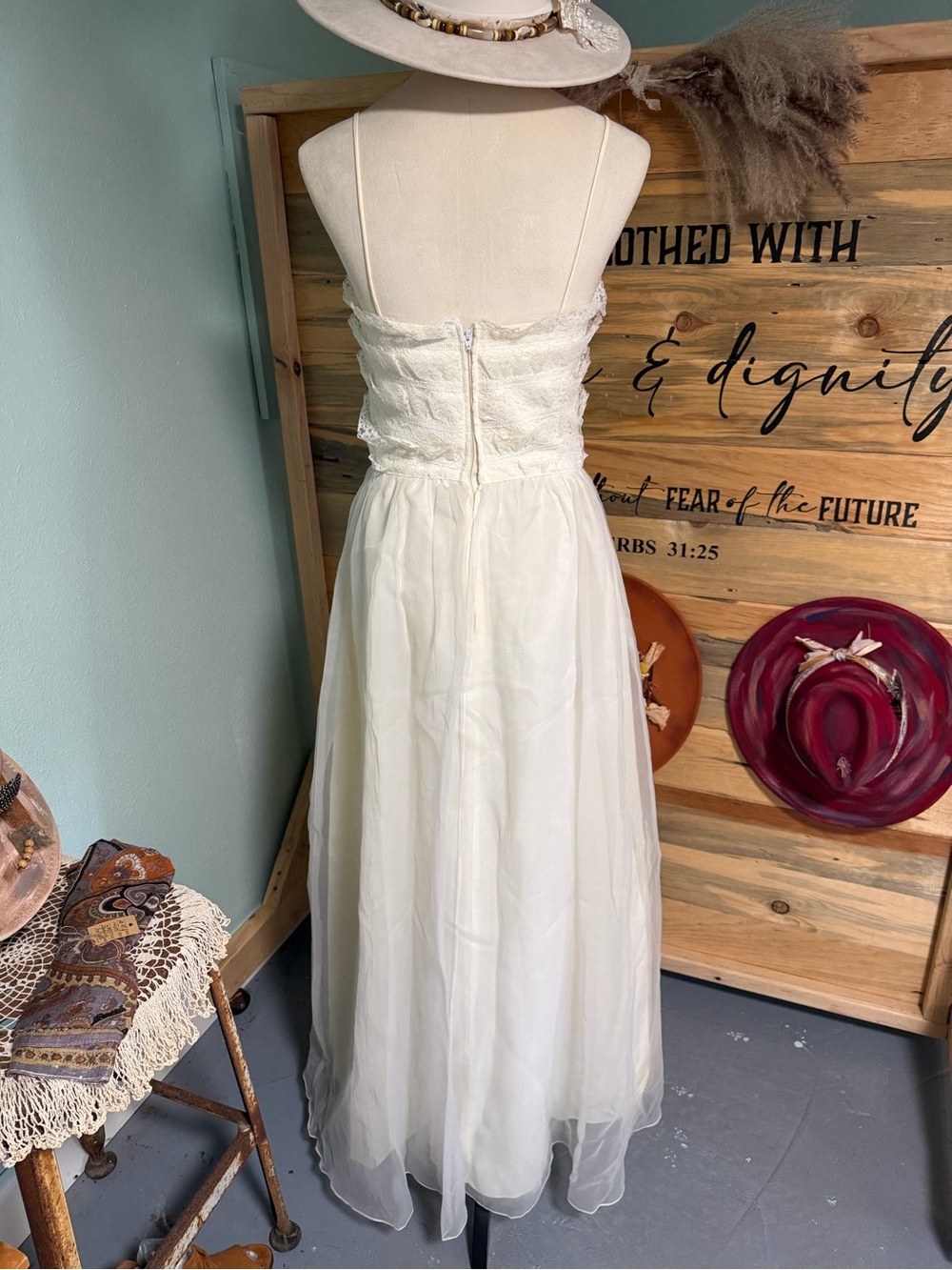 Beautiful VINTAGE CRÈME DRESS - Picture 6 of 15
